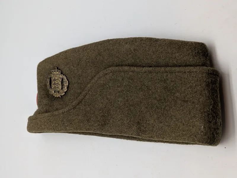 Dansk Militær Skråhue med Rigsvåben Emblem