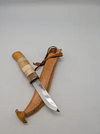 Skandinavisk Puukko kniv med skæfte af birketræ og ben samt læderskede