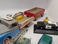 Samling af vintage modelbiler og legetøjskøretøjer