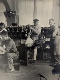 Originalt sort-hvidt fotografi af mekanikere ved stjernemotor