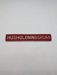Vintage metalskilt med teksten HUSHOLDNINGSRUM