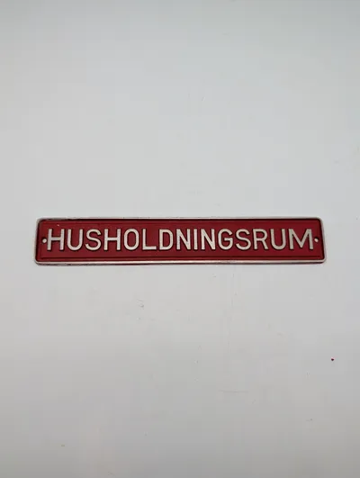 Vintage metalskilt med teksten HUSHOLDNINGSRUM