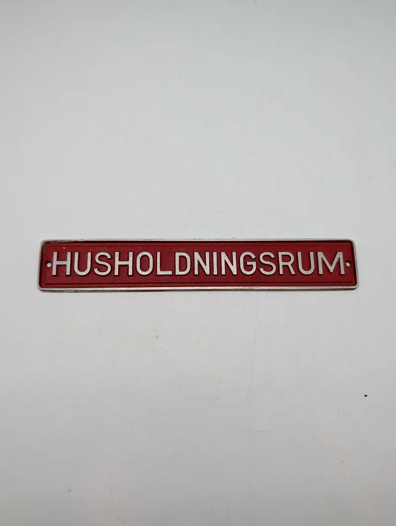 Vintage metalskilt med teksten HUSHOLDNINGSRUM