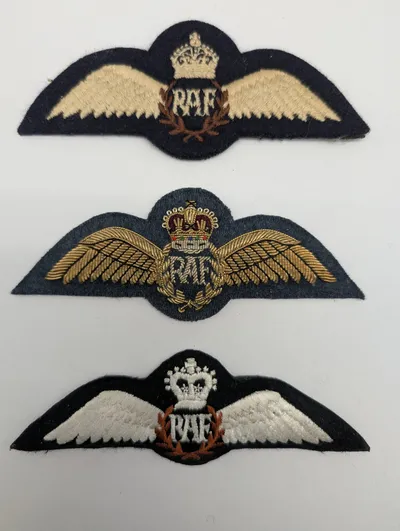 Tre britiske Royal Air Force (RAF) pilotvinger i forskellige udførelser