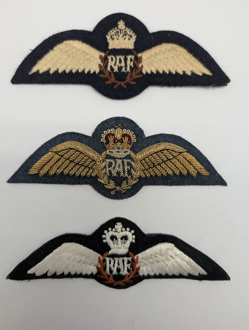 Tre britiske Royal Air Force (RAF) pilotvinger i forskellige udførelser