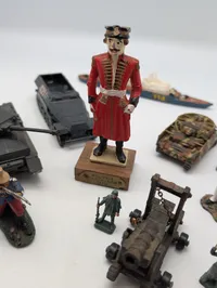 Samling af militære figurer og køretøjer i metal og plast