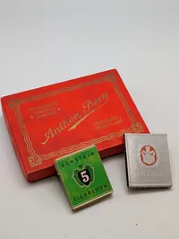 Anthon Berg chokoladeæske med vintage Eckstein og Overstolz cigaretpakker WW2 