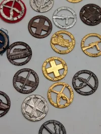 Samling af 20 danske militære færdighedstegn i metal