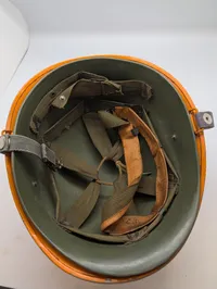 Vintage Orange Civilforsvarshjelm med Trekantslogo