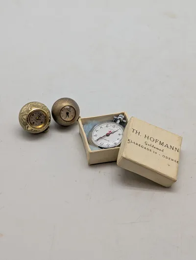 Samling af tre vintage ure herunder to kugleure og et sygeplejeur