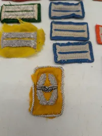Samling af 15 broderede militære distinktioner og stofmærker DDR mm. 