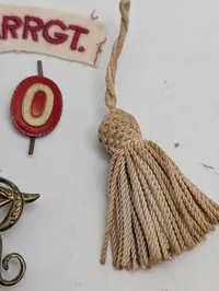 Garderhusarregimentet (GHR) uniformstilbehør med skulderemblem og mærker