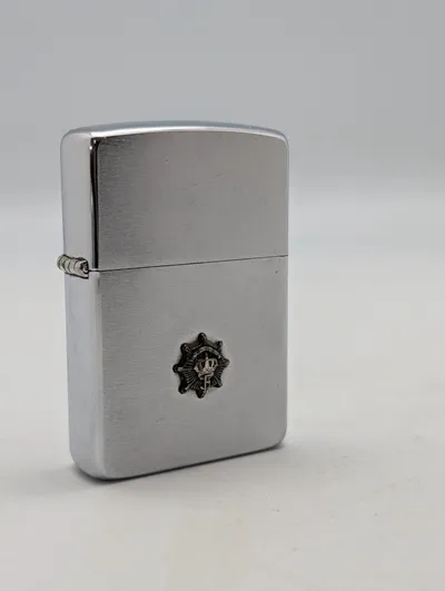 Zippo lighter i børstet krom med Livgarde emblem