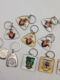Samling af 12 danske militære nøgleringe