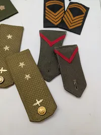 Samling af danske militære gradstegn og skulderstropper