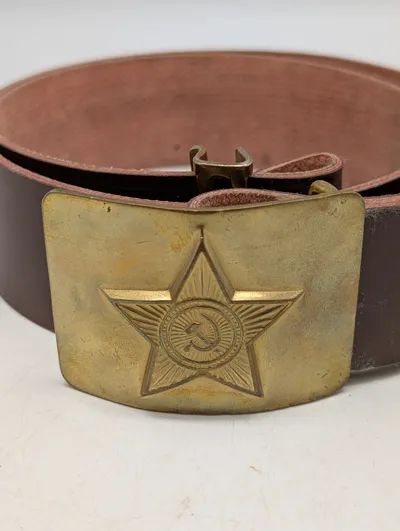 Sovjetisk militærbælte med messing spænde og hammer og segl