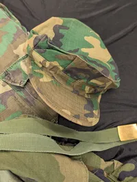 Militære uniformer  med Tiger Stripe og Woodland Camouflage beklædning