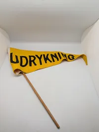 Dansk Udrykningsflag i Gul Tekstil med Sort Broderi