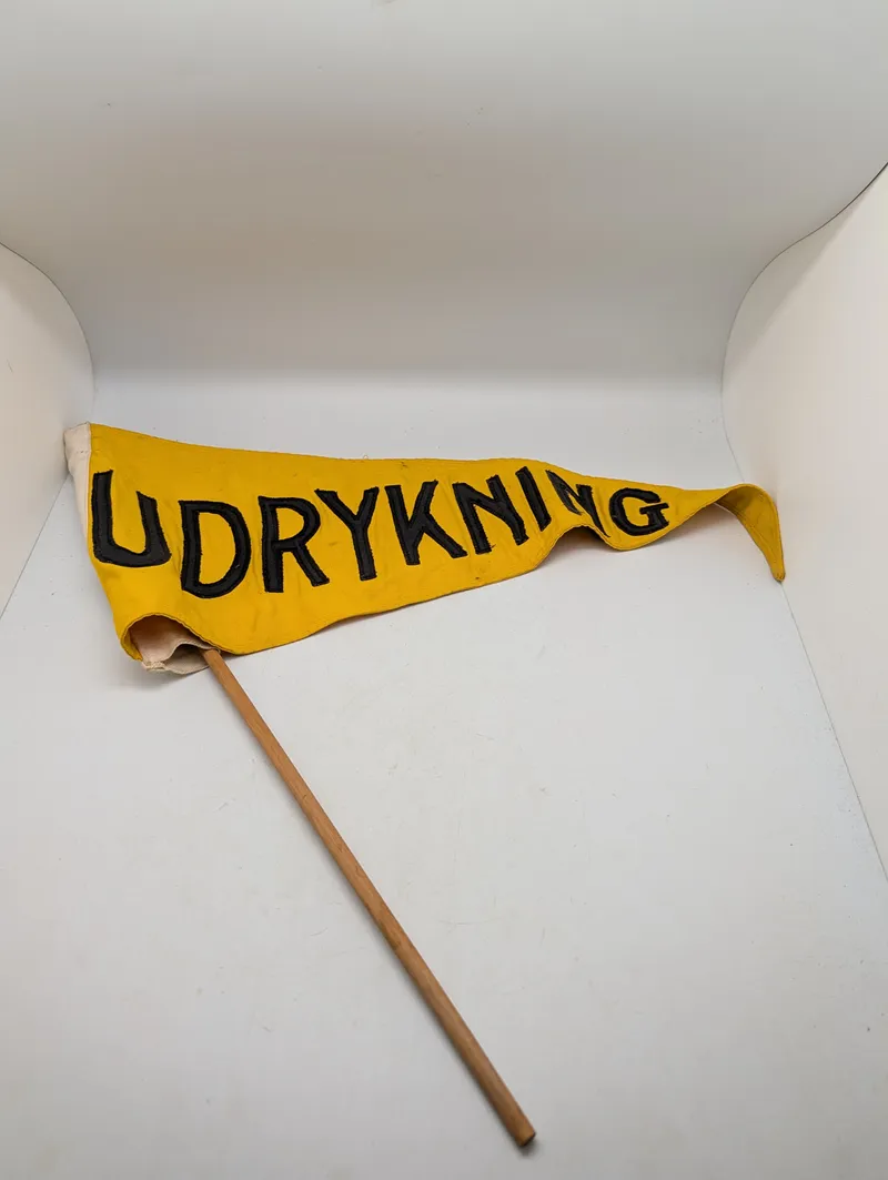 Dansk Udrykningsflag i Gul Tekstil med Sort Broderi