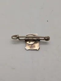 Antik broche i sølv med løvefigur og bogstaverne KU Konservativ Ungdom 