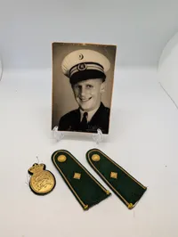 Dansk Politi Uniformseffekter: Skulderstropper, Emblem og Portrætfoto