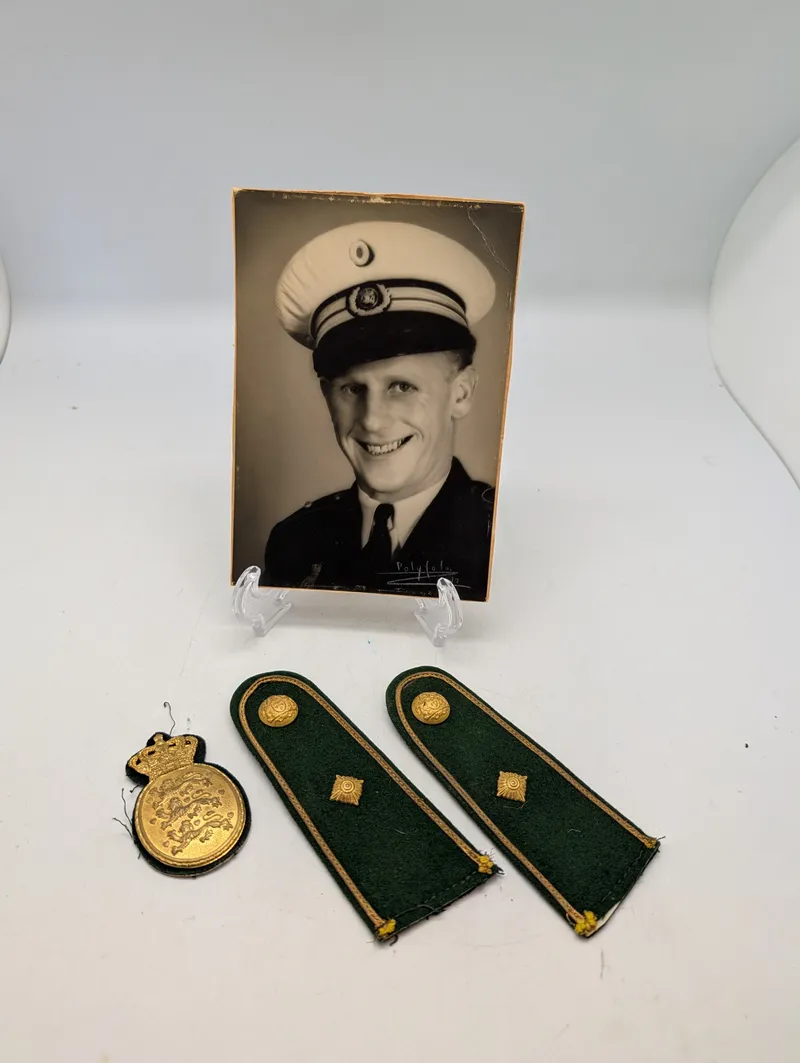 Dansk Politi Uniformseffekter: Skulderstropper, Emblem og Portrætfoto