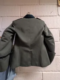 Wiking SS-uniformsjakke og lyseblå skjorte med emblemer, efter 45 