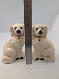 Par Staffordshire-stil hvide keramik spaniel-figurer