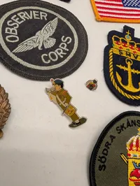 Samling af militære stofmærker og emblemer, herunder Royal Observer Corps