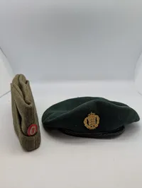 Dansk Militær Hovedbeklædning: Grøn Baret og Skråhue