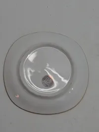 Dansk porcelænstallerken med Dannebrog kongeskibets emblem