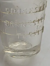 Antikt medicinglas i klart glas med måleenheder