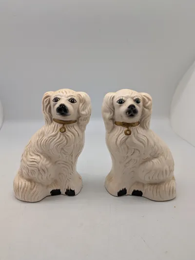 Par Staffordshire-stil hvide keramik spaniel-figurer
