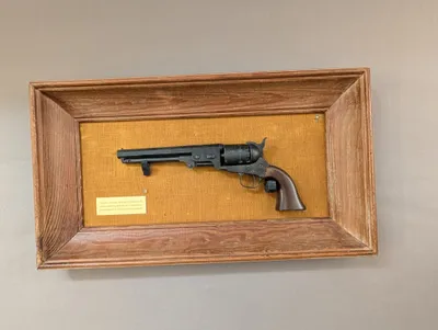 Klassisk Model 1851 Navy Revolver i Træramme