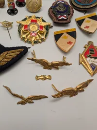 Samling af franske militære insignier, pins og nøgleringe
