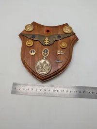 Tysk Maritim Militaria Træskjold med Pins og Medaljer