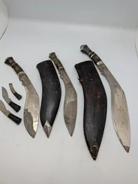 Tre  nepalesiske Kukri-knive med læderskeder og småknive