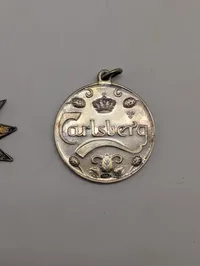 Samling af tre vintage Carlsberg-medaljer og emblemer Soltegn