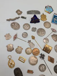 Samling af antikke og vintage danske emblemer, nåle og mønter