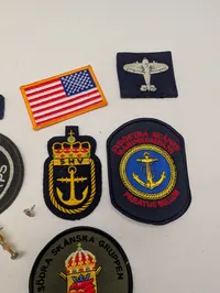 Samling af militære stofmærker og emblemer, herunder Royal Observer Corps