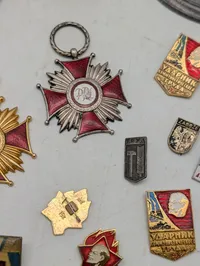 Samling af militære og civile ordener, epauletter og emblemer
