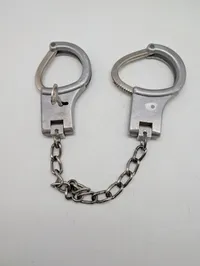 Vintage metalhåndjern med kæde og nøgle