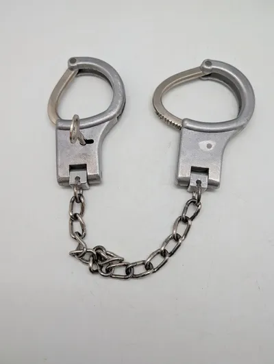 Vintage metalhåndjern med kæde og nøgle
