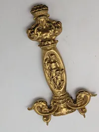 Fransk forgyldt bronze sværdhæfte med mytologiske figurer