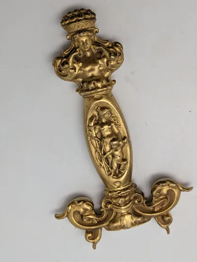 Fransk forgyldt bronze sværdhæfte med mytologiske figurer