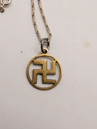 halskæde med svastika-vedhæng i messing og sølvfarvet kæde WW2, original 