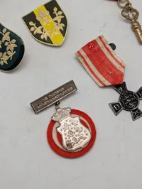 Samling af danske militære og civile emblemer, ordener og pins