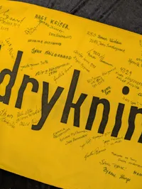 Dansk 'Udrykning' gul flag med autografer