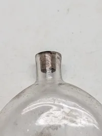 Antik rund glaslommelærke med kort hals
