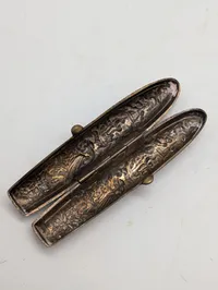 To antikke cigaretetuier i metal med relief og hamret finish